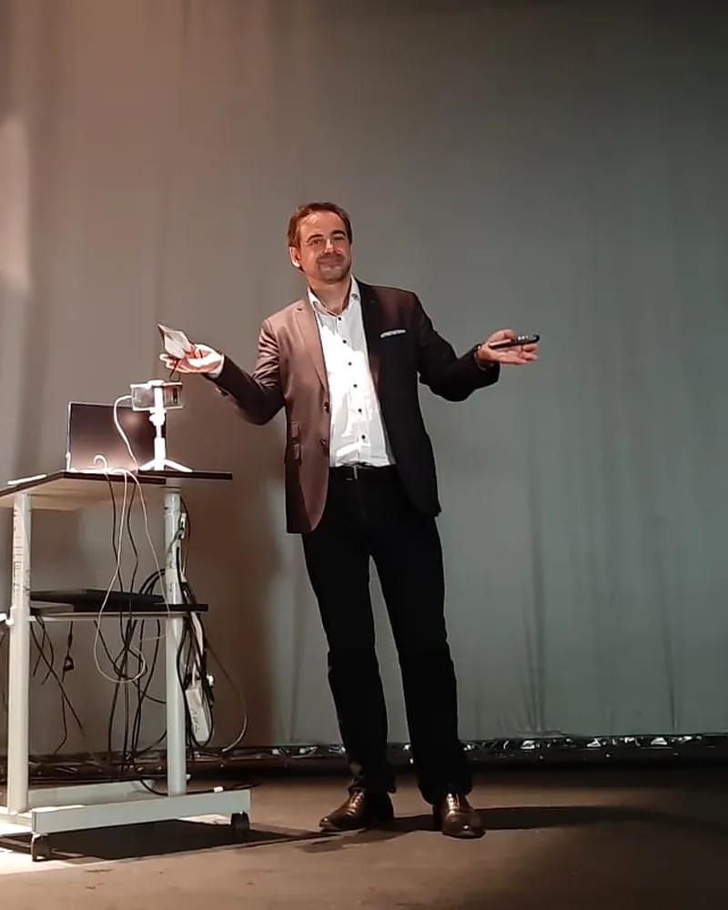 Pedro Amador, creador de Happiness Play, en el escenario durante una conferencia